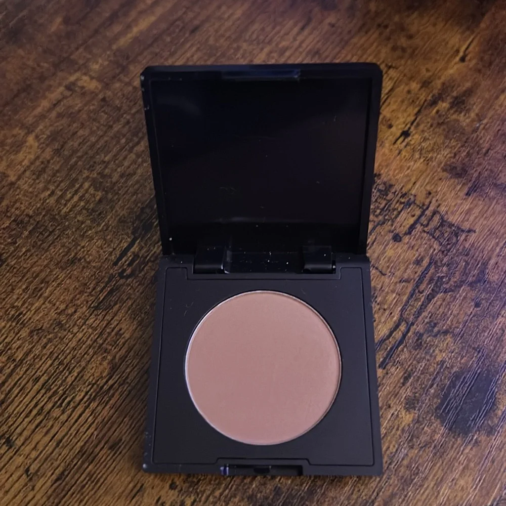 Medium Tan Bronzer Compact - Smooth Matte Contour
